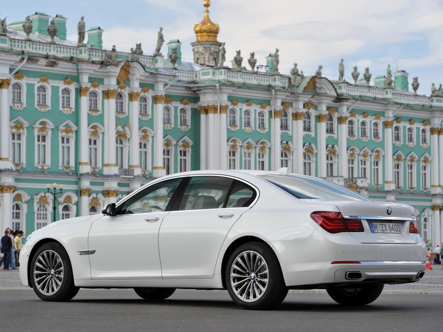  BMW 750i 2012 года  (фото 3 из 16)